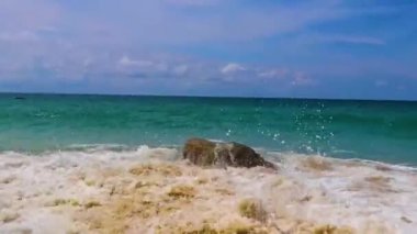 Nai Thon Naithon Sahili 'ndeki muhteşem gizli muz plajı ve manzara manzarası turkuaz berrak su ve Güney Asya' daki Tayland Phuket Adası 'nda dalgalarla dolu güzel bir rüya sahili..