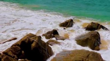 Nai Thon Naithon Sahili 'ndeki muhteşem gizli muz plajı ve manzara manzarası turkuaz berrak su ve Güney Asya' daki Tayland Phuket Adası 'nda dalgalarla dolu güzel bir rüya sahili..