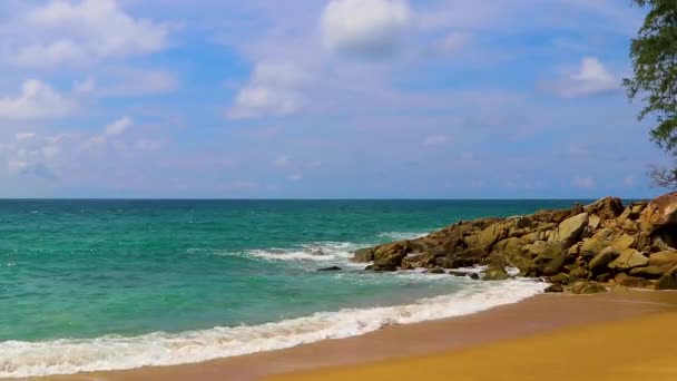 位于Nai Thon Naithon海滩湾的美丽迷人的秘密Banana海滩和美丽的梦幻海滩全景 在东南亚的泰国普吉岛上有着碧绿清澈的海水和海浪 — 图库视频影像