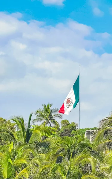 Drapeau Rouge Vert Mexicain Avec Palmiers Ciel Bleu Nuages Zicatela — Photo