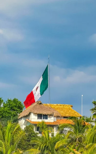 墨西哥埃斯坎多瓦哈卡港的墨西哥绿白国旗 上有棕榈树 蓝天和云彩 — 图库照片