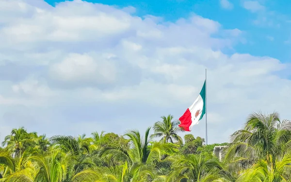 Μεξικάνικη Πράσινη Λευκή Κόκκινη Σημαία Φοίνικες Και Μπλε Ουρανό Και — Φωτογραφία Αρχείου
