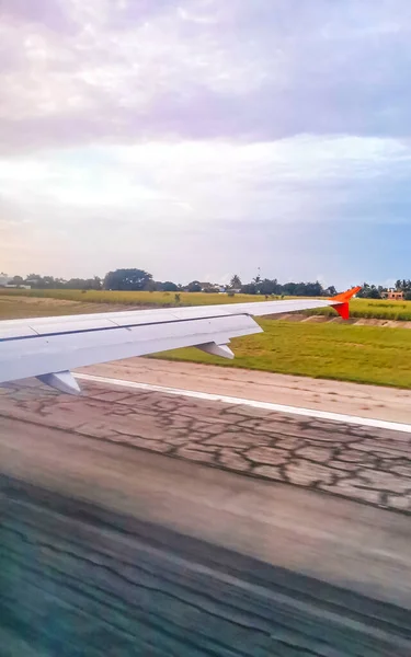 푸에르토 디도의해 착륙하는 비행기 창문에서 푸에르토 오악사카 멕시코 — 스톡 사진