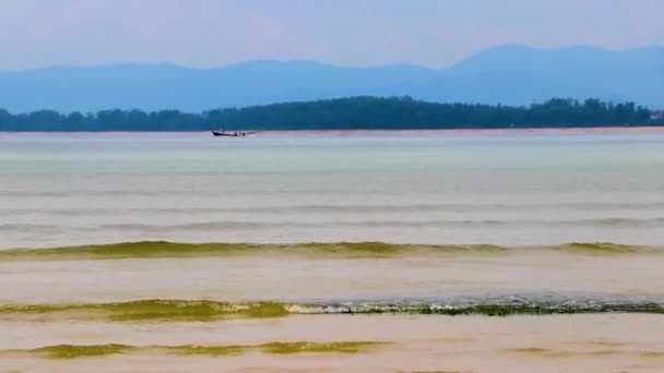 Затока Ландшафтна Панорама Прекрасний Пляж Бірюзовою Чистою Водою Човнами Довгими — стокове відео