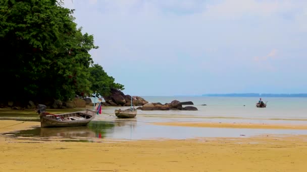 ネイヤンビーチベイと景色のパノラマターコイズブルーの澄んだ水とボートが美しい夢のビーチプーケット島のSakhu Thalangタイ東南アジア — ストック動画