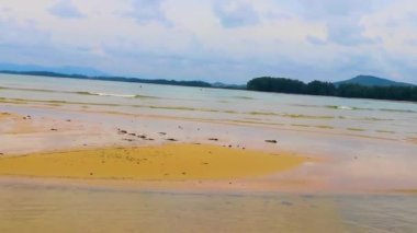 Naiyang Sahili Körfezi ve manzara manzarası turkuaz berrak su ve Phuket Adası Tayland 'daki Sakhu Thalang' da dalgalarla dolu güzel bir rüya sahili..