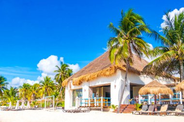Playa del Carmen Meksika 'daki tropik Meksika plajındaki sahil otelindeki şemsiyeler ve güneş panzeleri..