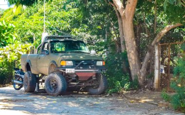 Puerto Escondido zicatela Oaxaca Meksika 'da çeşitli Meksika kamyonet 4x4 off-road araçları.
