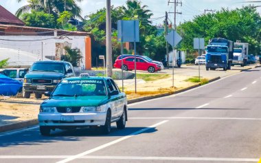 Puerto Escondido zicatela Oaxaca Meksika 'da mavi turkuaz bir taksi..