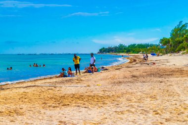 Tropik Meksika sahili manzarası. İnsanlar Playa del Carmen Meksika 'da parti veriyor..