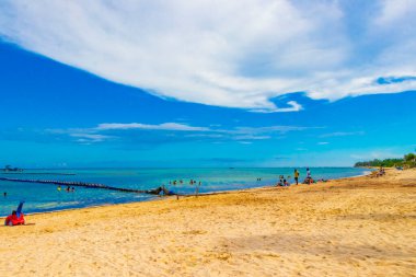 Tropik Meksika sahili manzarası. İnsanlar Playa del Carmen Meksika 'da parti veriyor..
