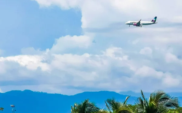 Avión Vuela Sobre Las Palmeras Montañas Con Cielo Azul Puerto — Foto de Stock
