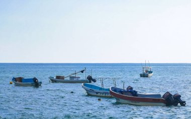 Porto Escondido zicatela Oaxaca Meksika 'daki tropikal Meksika sahili manzaralı yat limanı ve limanı..