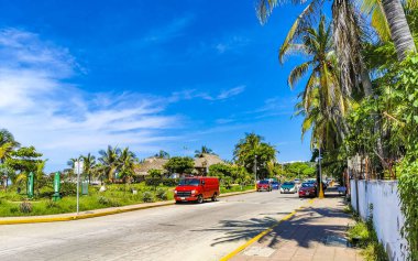 Avenida Del Morro turist sokağı Puerto Escondido ve Zicatela Oaxaca Meksika 'nın güzel manzaralı manzarası.