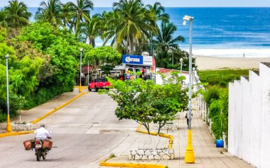 Avenida Del Morro turist sokağı Puerto Escondido ve Zicatela Oaxaca Meksika 'nın güzel manzaralı manzarası.