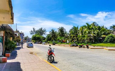 Avenida Del Morro turist sokağı Puerto Escondido ve Zicatela Oaxaca Meksika 'nın güzel manzaralı manzarası.