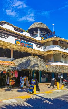 Avenida Del Morro turist sokağı Puerto Escondido ve Zicatela Oaxaca Meksika 'nın güzel manzaralı manzarası.