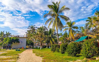 Avenida Del Morro turist sokağı Puerto Escondido ve Zicatela Oaxaca Meksika 'nın güzel manzaralı manzarası.