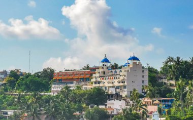 Puerto Escondido ve Zicatela Oaxaca Meksika 'nın güzel manzara manzarası.