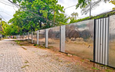 Playa del Carmen Mexico 19.08.2021 Quintana Roo Meksika kasırgası şiddetli rüzgar fırtınası ve gök gürültüsü yıkıma ve yıkıma neden oldu palmiye ağaçları caddeleri caddelerin çatıları evler.