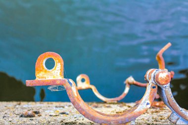 Geestland Cuxhaven Aşağı Saksonya Almanyası 'ndaki Imsum Lezbiyen Hendeği' ndeki hendek ve limanda beton ve metal mimarisi.