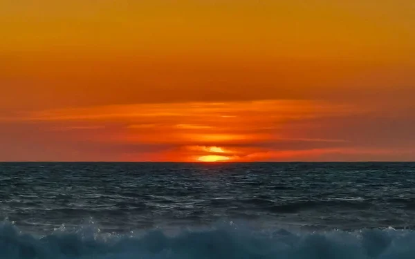 Krásný Nádherný Barevný Zlatý Západ Slunce Žluté Oranžové Červené Pláži — Stock fotografie