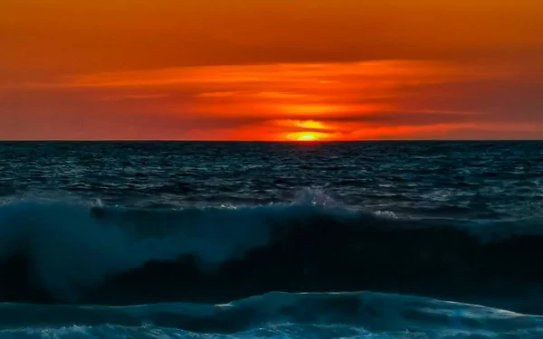 Schöne Atemberaubende Bunte Und Goldene Sonnenuntergang Gelb Orange Rot Strand — Stockfoto