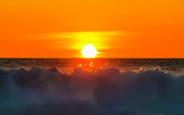 Piękny Wspaniały Kolorowy Złoty Zachód Słońca Żółtym Pomarańczowym Czerwonym Plaży — Zdjęcie stockowe