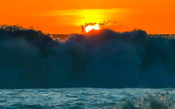 Vackra Fantastiska Färgglada Och Gyllene Solnedgång Gul Orange Röd Stranden — Stockfoto