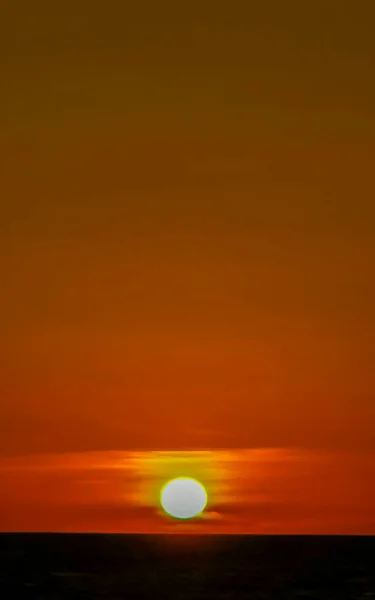 Потрясающий Цветной Золотой Закат Желто Оранжево Красном Цвете Пляже Панорама — стоковое фото