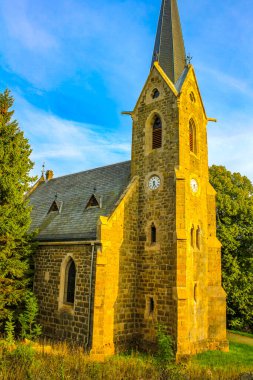 Wernigerode Saksonya-Anhalt Harz 'daki Brocken Dağı' ndaki eski güzel tipik kilise..