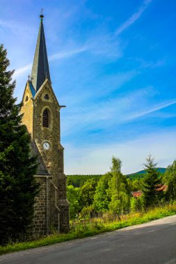 Wernigerode Saksonya-Anhalt Harz 'daki Brocken Dağı' ndaki eski güzel tipik kilise..