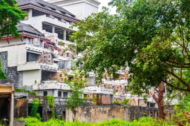 Güney Asya 'daki Phuket Adası Tayland' daki Naithon Beach Sakhu Thalang 'da terk edilmiş korkunç bir otel ve tatil köyü..