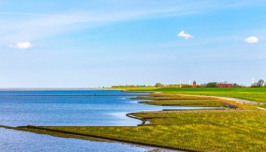 Geestland Cuxhaven Aşağı Saksonya Almanya 'sındaki Imsum Lezbiyen Hendeği' nde su taşları tarlaları ve ormanlarıyla güzel bir kıyı manzarası..