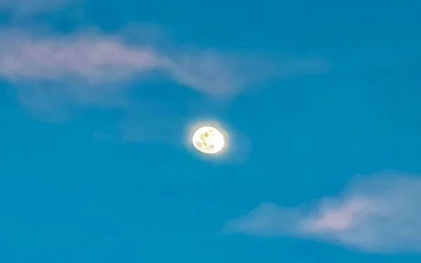 在墨西哥的普莱雅德尔卡门金塔纳罗奥市 月亮的近处闪烁着光芒 — 图库照片