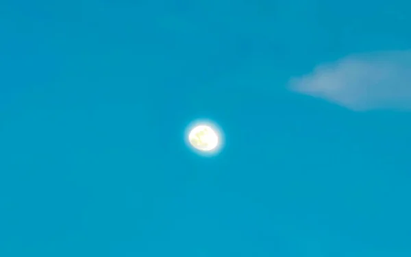 在墨西哥的普莱雅德尔卡门金塔纳罗奥市 月亮的近处闪烁着光芒 — 图库照片