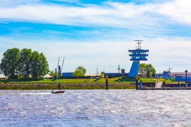 Bremen Almanya 'sındaki Schlachte' de hendek endüstrisi ve eğlence ile Weser nehri.