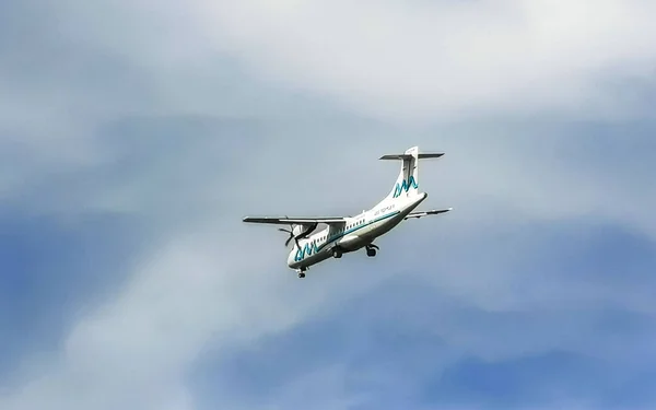 Flugzeug Fliegt Durch Die Wolken Mit Blauem Himmel Puerto Escondido — Stockfoto
