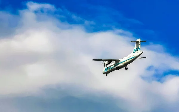 Letadlo Letí Přes Mraky Modrou Oblohou Puerto Escondido Zicatela Oaxaca — Stock fotografie