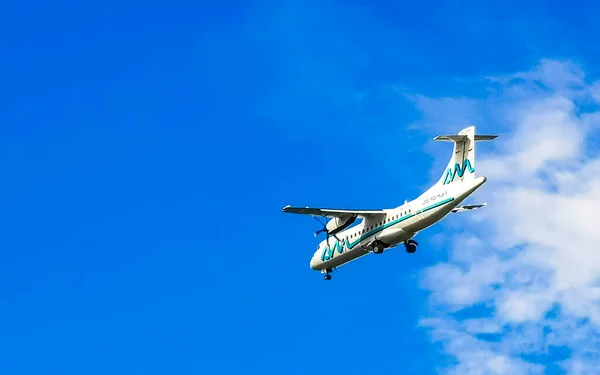 Letadlo Letí Přes Mraky Modrou Oblohou Puerto Escondido Zicatela Oaxaca — Stock fotografie
