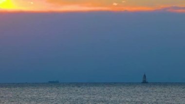 Voula Vouliagmeni Attica Yunanistan 'da inanılmaz güzel, renkli ve altın renkli gün batımı.