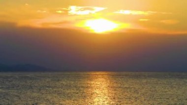 Voula Vouliagmeni Attica Yunanistan 'da inanılmaz güzel, renkli ve altın renkli gün batımı.