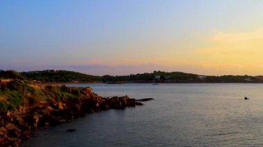 Voula Vouliagmeni Attica Yunanistan 'da inanılmaz güzel, renkli ve altın renkli gün batımı.