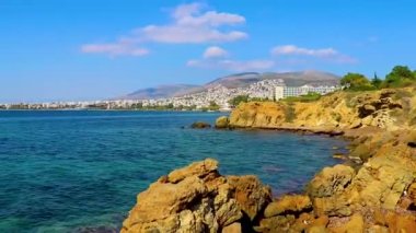 Voula Vouliagmeni Attica Yunanistan 'da turkuaz mavisi su ve doğa ile güzel Kavouri plajı ve körfezi.