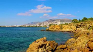 Voula Vouliagmeni Attica Yunanistan 'da turkuaz mavisi su ve doğa ile güzel Kavouri plajı ve körfezi.