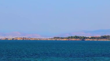 Voula Vouliagmeni Attica Yunanistan 'da turkuaz mavisi su ve doğa ile güzel Kavouri plajı ve körfezi.
