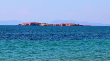 Voula Vouliagmeni Attica Yunanistan 'da turkuaz mavisi su ve doğa ile güzel Kavouri plajı ve körfezi.