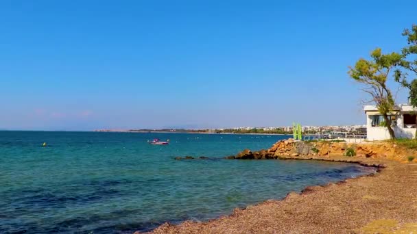 美しいKavouriビーチとターコイズブルーの水と自然を持つ湾Voula Vouliagmeni Attica Greece — ストック動画