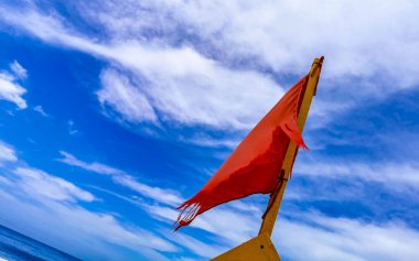 Zicatela Puerto Escondido Meksika 'da kırmızı bayrak yüzmek yasaklandı..