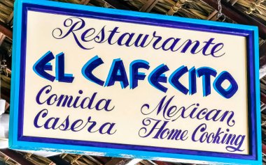 Zicatela Puerto Escondido Mexico 'da El Cafecito adında mavi-beyaz bir restoran..